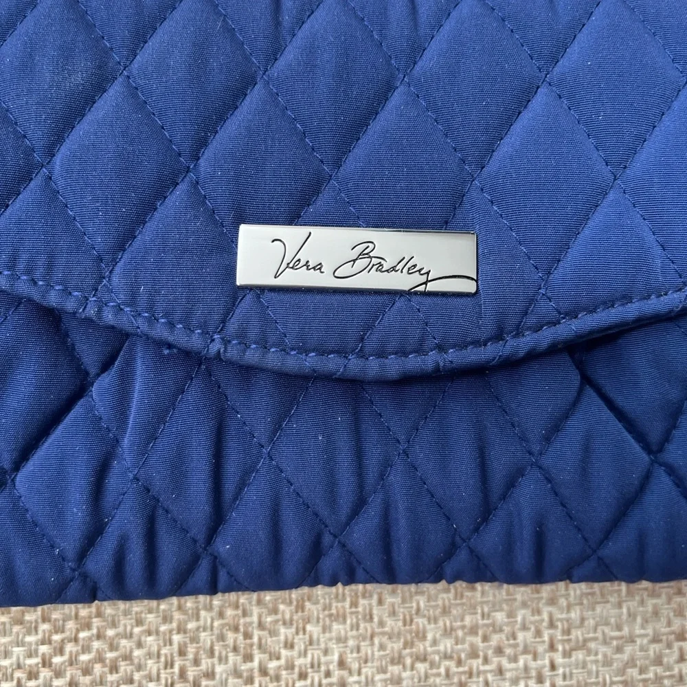 Vera Bradley crossbody navy blue quilted,EUC 7.5x4.5x.5”, clean, no stains ⬇️ - Picture 5 of 13
